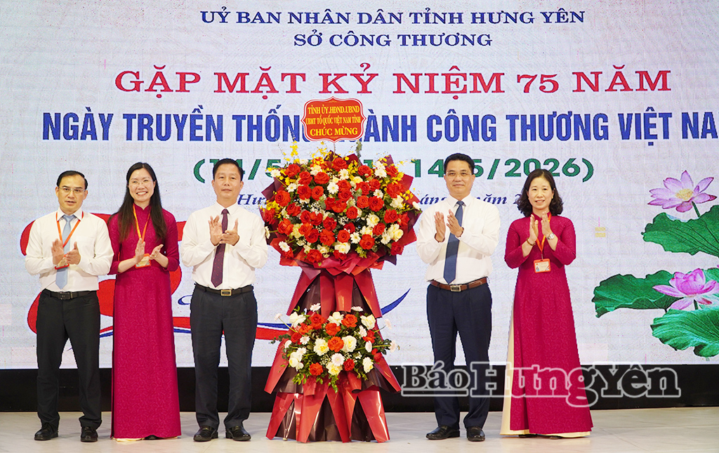 Đồng chí Phó Chủ tịch UBND tỉnh Lê Quang Hòa thay mặt Tỉnh ủy, HĐND, UBND, Ủy ban MTTQ Việt Nam tỉnh tặng hoa chúc mừng ngành Công Thương.