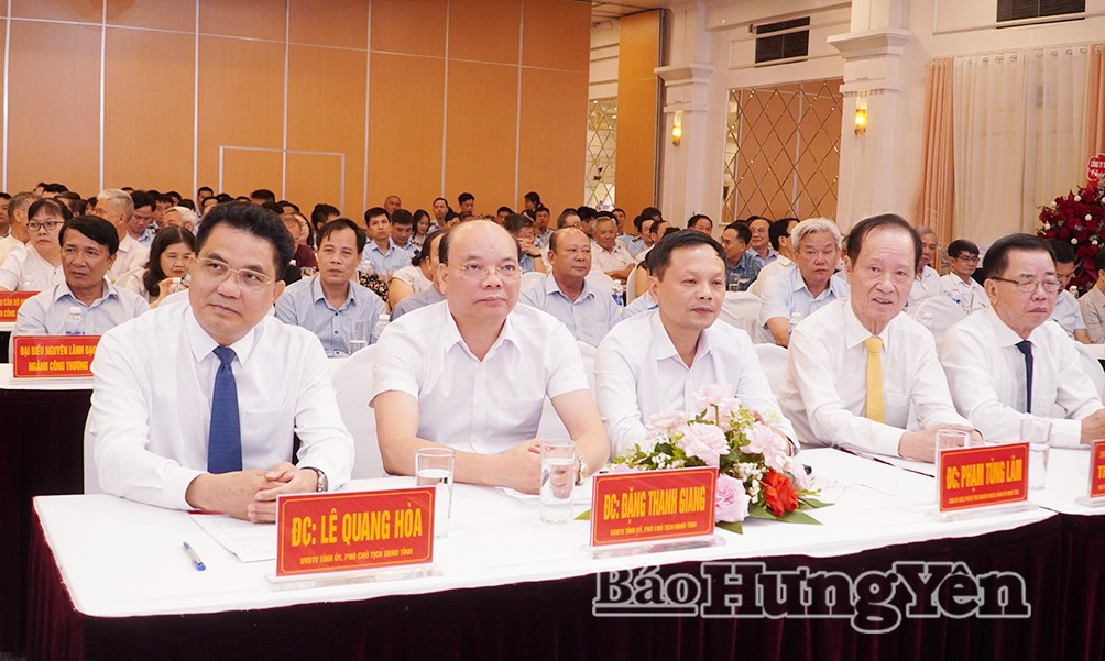 Các đồng chí lãnh đạo tỉnh và  các đại biểu dự  gặp mặt kỷ niệm 75 năm Ngày truyền thống ngành Công Thương Việt Nam. 