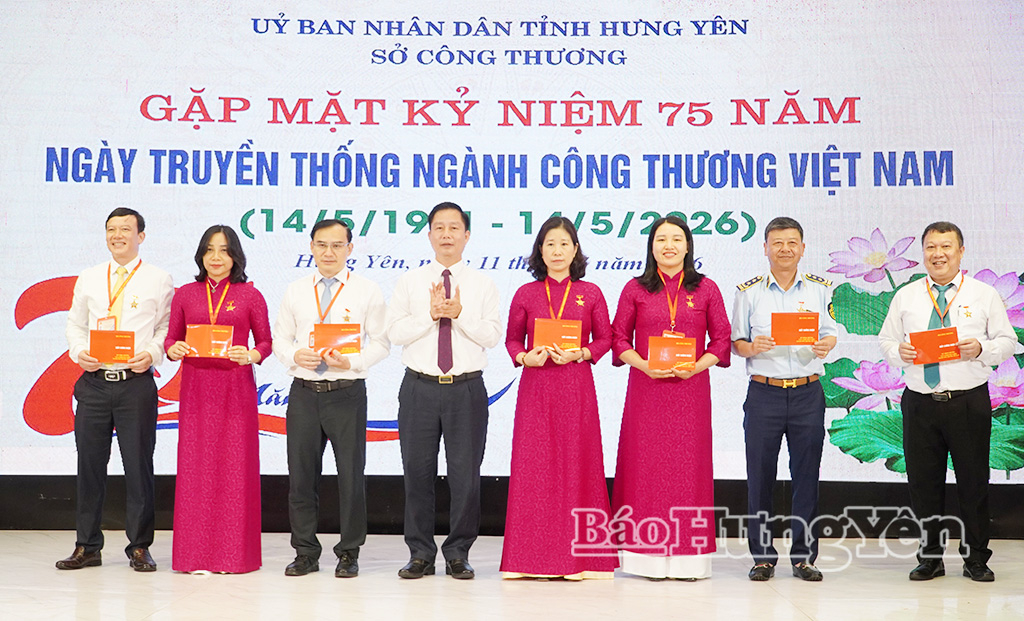 Thừa ủy quyền của Bộ trưởng Bộ Công Thương, đồng chí Giám đốc Sở Công Thương Vũ Thanh Vân trao Kỷ niệm chương Vì sự nghiệp Đăng ký nhận khuyến mãi  và phát triển ngành Công Thương Việt Nam cho các cá nhân.