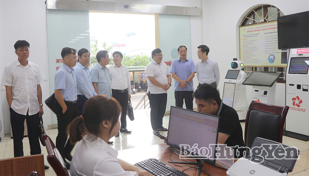 Đoàn KTGS khảo sát, kiểm tra thực tế hoạt động tại Trung tâm Phục vụ hành chính công phường Phố Hiến.