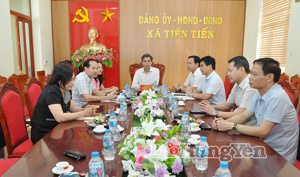 Đồng chí Nguyễn Văn Chiến, Ủy viên Ban Thường vụ Tỉnh ủy, Trưởng ban Tuyên giáo và Dân vận Tỉnh ủy chủ trì buổi làm việc với các xã.