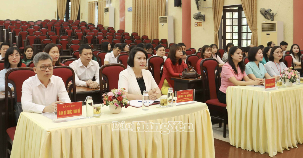 Đồng chí Quách Thị Hương, Ủy viên Ban Thường vụ Tỉnh ủy, Hiệu trưởng Trường Chính trị Nguyễn Văn Linh và các đại biểu dự lễ khai giảng.
