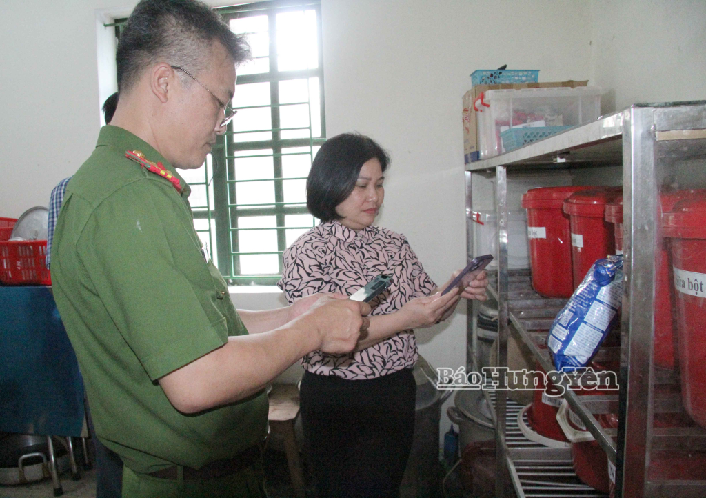 Đoàn kiểm tra thực hiện truy xuất nguồn gốc thực phẩm trong quá trình kiểm tra.