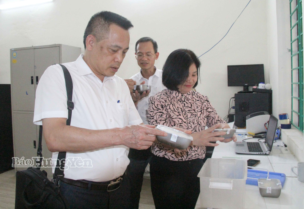 Kiểm tra công tác lưu mẫu thức ăn tại Trường Mầm non Hòa Bình, xã Hưng Hà.