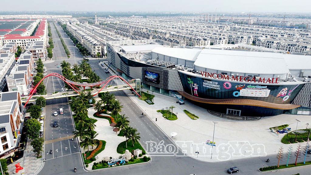Trung tâm thương mại Vincom Mega Mall Ocean City, khu đô thị Vinhomes Ocean Park 2, xã Nghĩa Trụ.