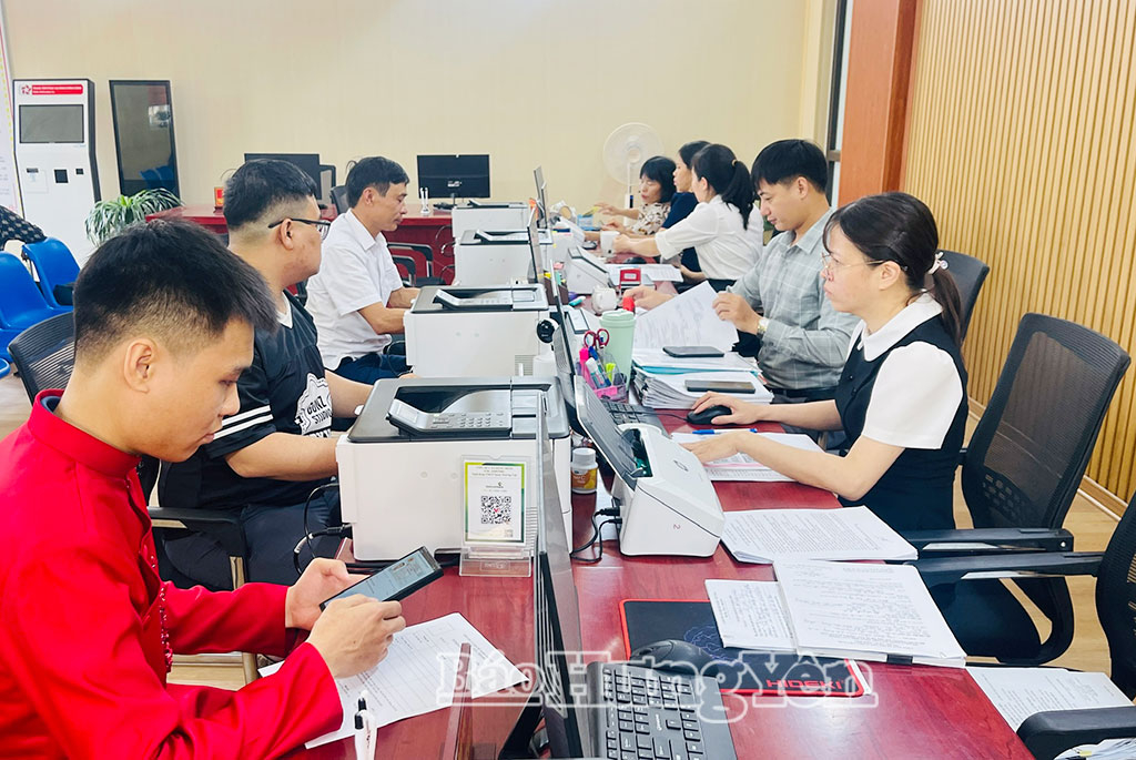 Trung tâm Phục vụ hành chính công xã Hồng Minh  giải quyết thủ tục hành chính nhanh gọn cho người dân, doanh nghiệp.