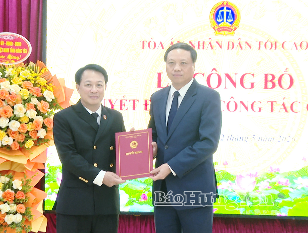 Đồng chí Lê Tiến, Phó Chánh án TAND Tối cao (người bên phải) trao Quyết định điều động, bổ nhiệm Chánh án TAND tỉnh Hưng Yên cho đồng chí Nguyễn Xuân Sơn.