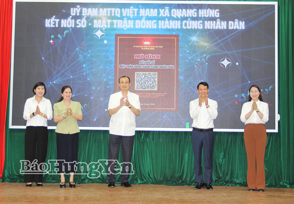 Các đại biểu tham gia nghi thức khởi động mô hình “Kết nối số - Mặt trận Tổ quốc đồng hành cùng Nhân dân” trên địa bàn xã Quang Hưng năm 2026.  