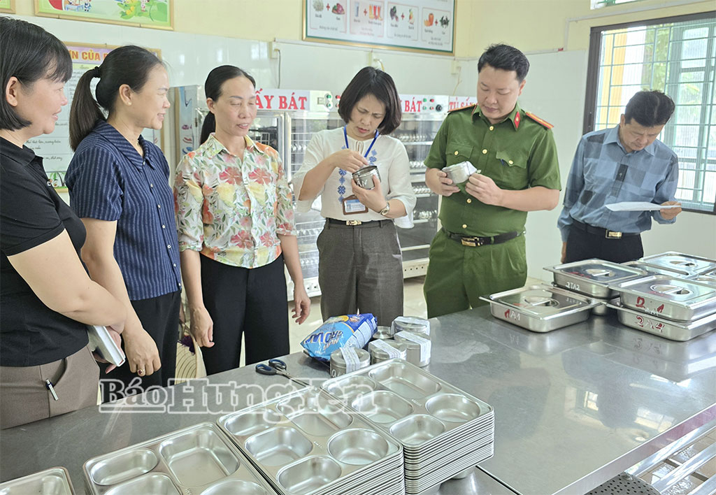 Các thành viên Đoàn kiểm tra tiến hành kiểm tra hoạt động lưu mẫu thực phẩm tại bếp ăn tập thể Trường Mầm non An Bài, xã Phụ Dực.