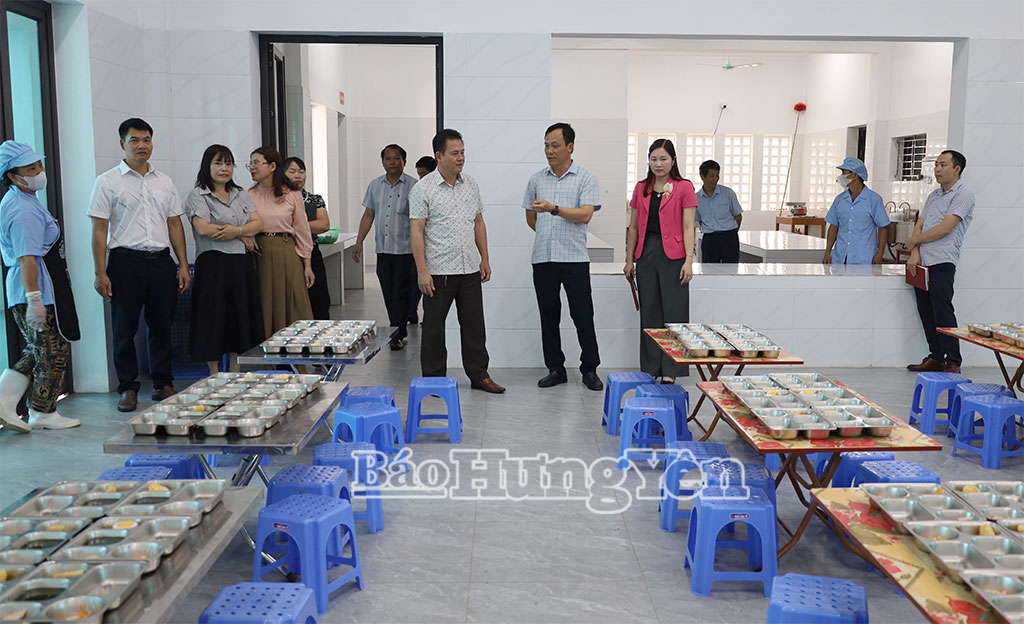 Các thành viên trong đoàn kiểm tra, giám sát tại khu vực nhà ăn Trường Tiểu học Minh Quang.