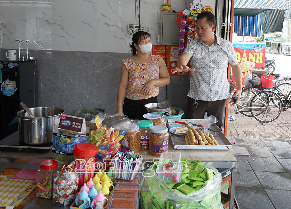 Đoàn giám sát tại hộ kinh doanh Nguyễn Viết Thắng - sản xuất, kinh doanh bánh cuốn, chả thịt.