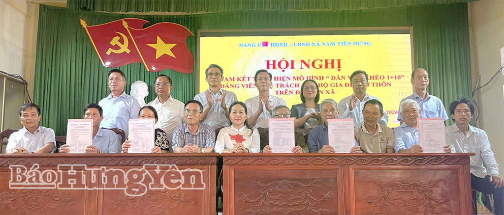 Đại diện đảng viên phụ trách và các hộ gia đình ký cam kết thực hiện mô hình “Dân vận khéo 1+10”.