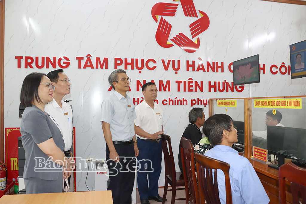 Các đại biểu tham quan tại Trung tâm Phục vụ hành chính công xã Nam Tiên Hưng.