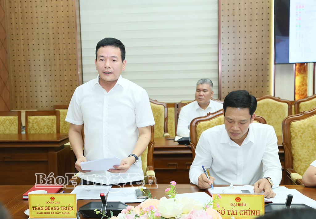 Lãnh đạo Sở Xây dựng phát biểu tại cuộc họp.
