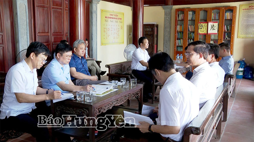 Đồng chí Phạm Văn Nghiêm, Phó Chủ tịch UBND tỉnh nghe báo cáo tiến độ chuẩn bị Lễ kỷ niệm 300 năm ngày sinh Danh nhân văn hóa Lê Quý Đôn.