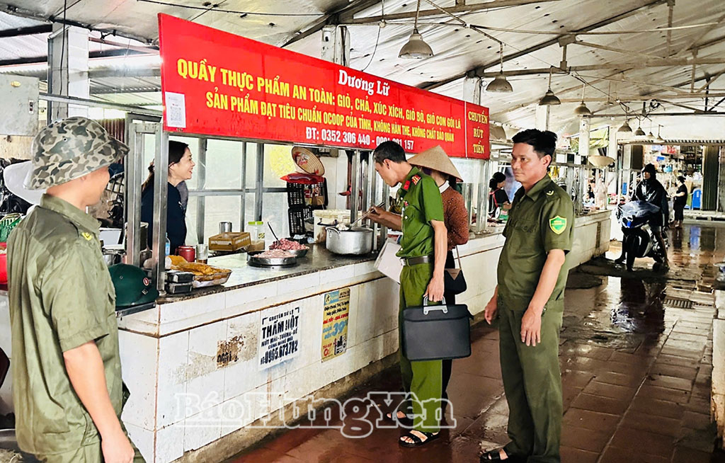 Đoàn kiểm tra của xã kiểm tra tại quầy kinh doanh thực phẩm của gia đình chị Nguyễn Thị Thanh Lữ.