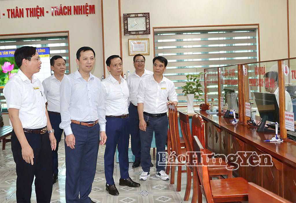 Các đại biểu tham quan Trung tâm Phục vụ hành chính công xã Đông Tiên Hưng.