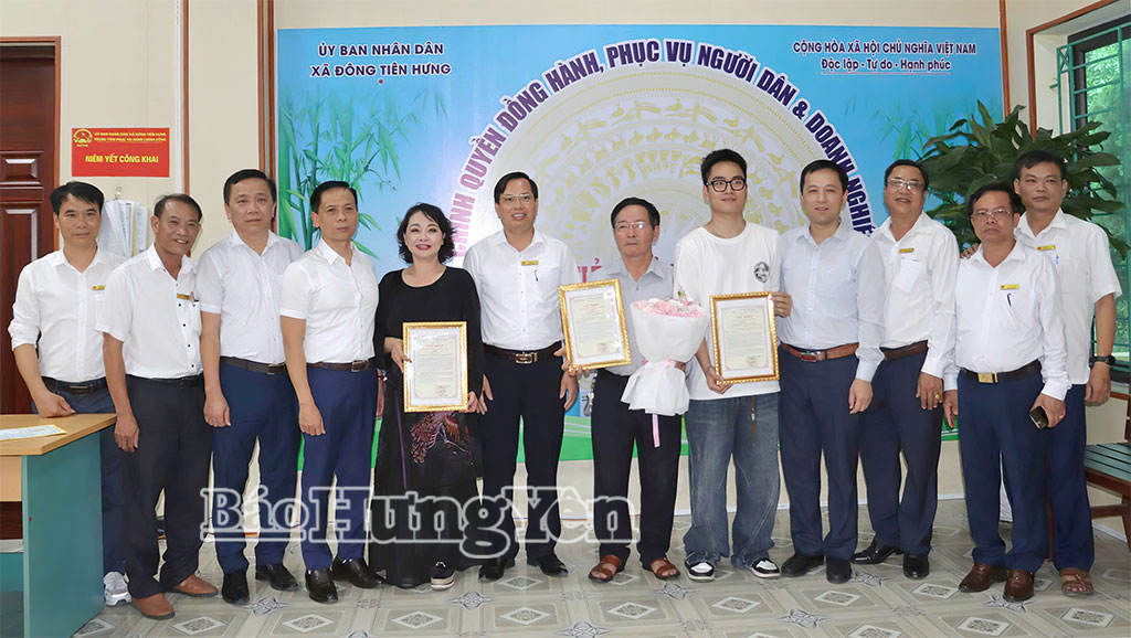 Các công dân tiêu biểu được nhận thư khen của Chủ tịch UBND xã Đông Tiên Hưng.