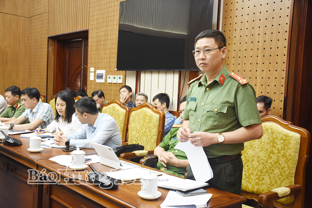 Đại diện Công an tỉnh phát biểu tại cuộc họp.