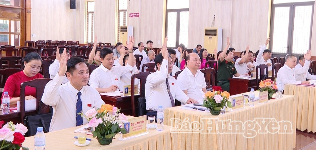 Các đại biểu biểu quyết thông qua các nghị quyết tại kỳ họp.