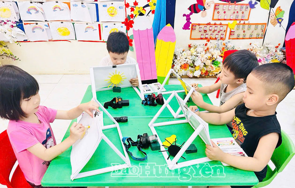 Các bé Trường Mầm non Hàm Tử (xã Triệu Việt Vương) tham gia hoạt động tạo hình bé sáng tạo ông mặt trời.