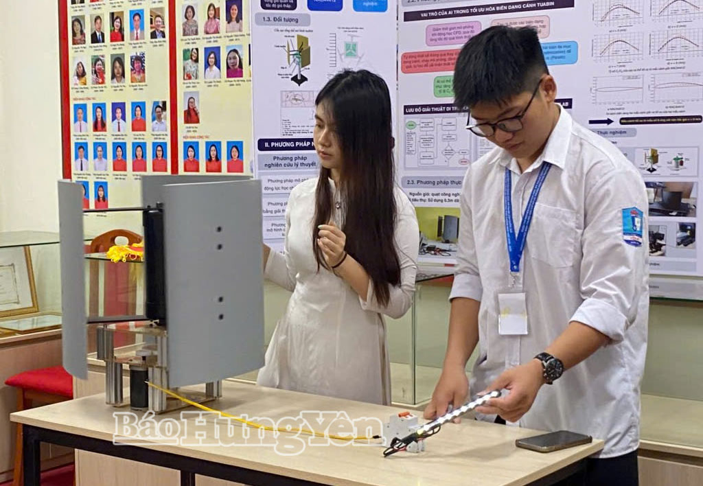Các em: Hoàng Ngọc Kim Châu, Trần Quang Huy, Trường THPT Yên Mỹ (xã Yên Mỹ) bên mô hình dự án đoạt giải Nhất cuộc thi nghiên cứu khoa học kỹ thuật cấp quốc gia dành cho học sinh THCS và THPT.