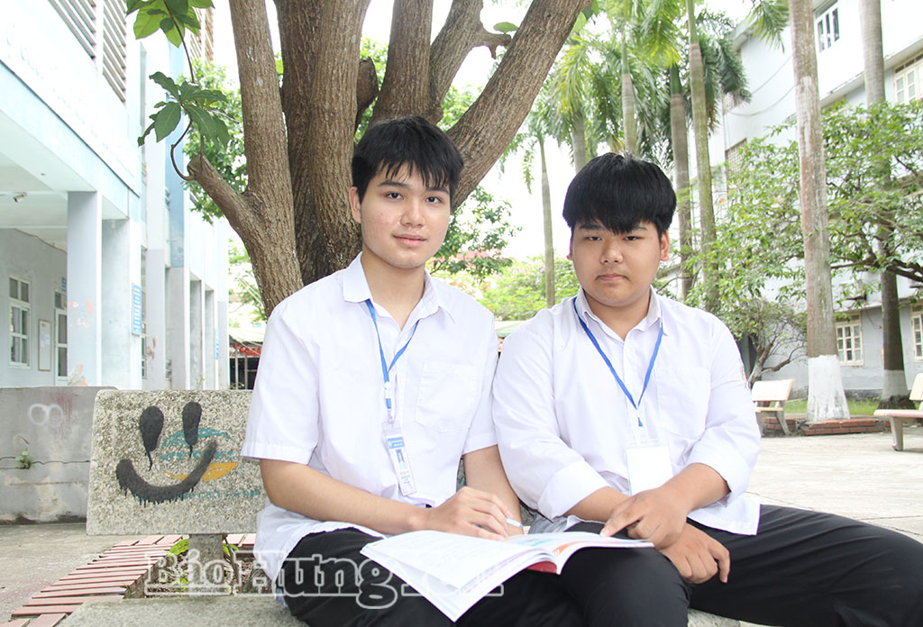 Em Nguyễn Tiến Hưởng (bên trái) chia sẻ việc học tập với người bạn thân cùng lớp.