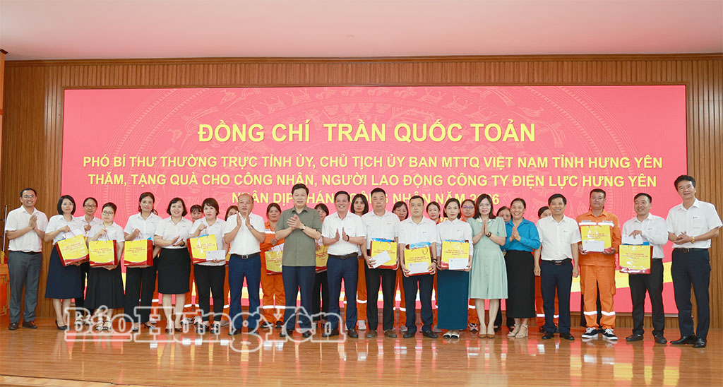 Đồng chí Trần Quốc Toản, Phó Bí thư Thường trực Tỉnh ủy, Chủ tịch Ủy ban MTTQ Việt Nam tỉnh tặng quà cho đoàn viên công đoàn, người lao động có hoàn cảnh khó khăn tại Công ty Điện lực Hưng Yên (phường Phố Hiến).