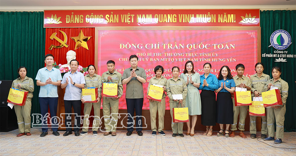 Đồng chí Trần Quốc Toản, Phó Bí thư Thường trực Tỉnh ủy, Chủ tịch Ủy ban MTTQ Việt Nam tỉnh tặng quà cho đoàn viên công đoàn, người lao động có hoàn cảnh khó khăn tại Công ty Cổ phần môi trường và công trình đô thị Hưng Yên (phường Phố Hiến).
