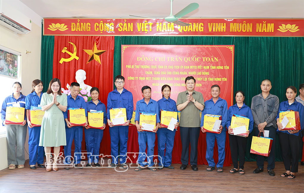 Đồng chí Trần Quốc Toản, Phó Bí thư Thường trực Tỉnh ủy, Chủ tịch Ủy ban MTTQ Việt Nam tỉnh tặng quà cho đoàn viên công đoàn, người lao động có hoàn cảnh khó khăn tại Công ty TNHH Một thành viên khai thác công trình thủy lợi tỉnh Hưng Yên (phường Sơn Nam).