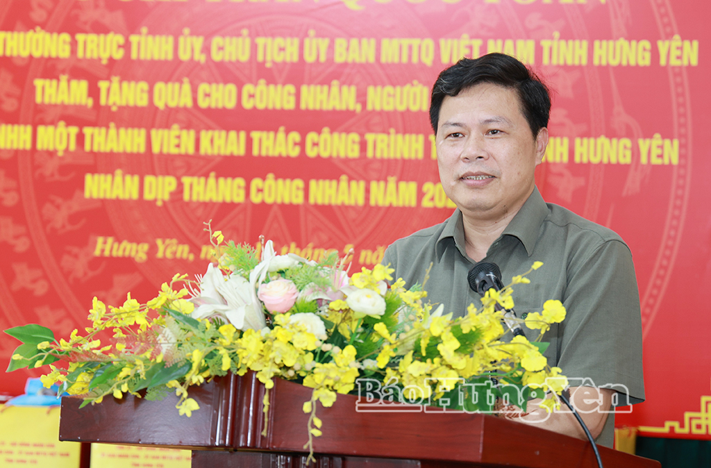 Đồng chí Trần Quốc Toản, Phó Bí thư Thường trực Tỉnh ủy, Chủ tịch Ủy ban MTTQ Việt Nam tỉnh phát biểu trong buổi tặng quà cho đoàn viên công đoàn, người lao động có hoàn cảnh khó khăn tại Công ty TNHH Một thành viên khai thác công trình thủy lợi tỉnh Hưng Yên (phường Sơn Nam).