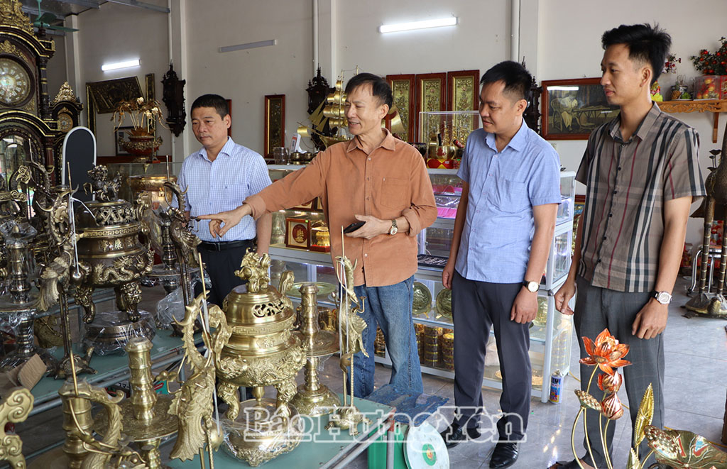 Cơ sở chạm bạc Thái Úy giới thiệu các sản phẩm chạm bạc. 