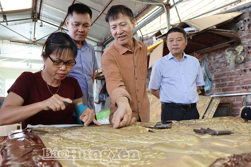 Sản phẩm chạm bạc độc đáo của Đồng Xâm.