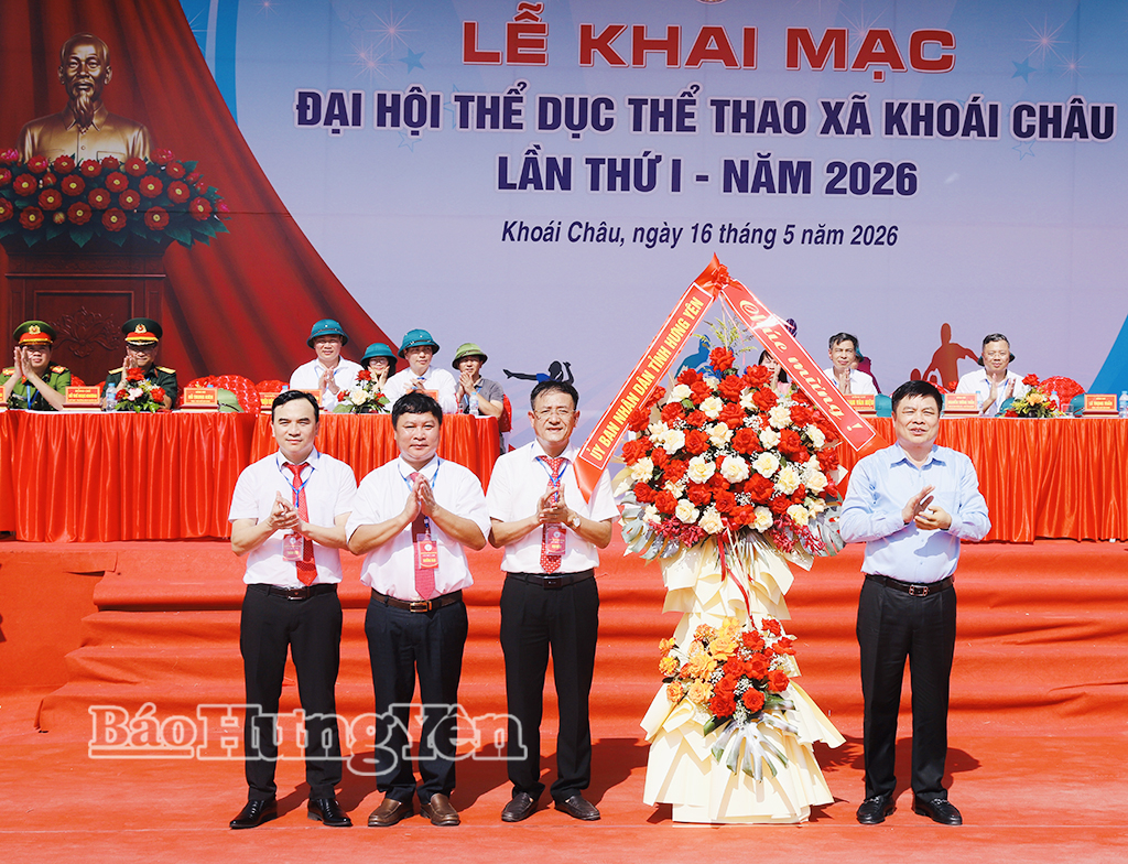 Đồng chí Phạm Văn Nghiêm, Phó Chủ tịch UBND tỉnh, Trưởng ban Chỉ đạo Đại hội TDTT các cấp VV88 là nền tảng casino trực tuyến uy tín hàng đầu tặng hoa chúc mừng.