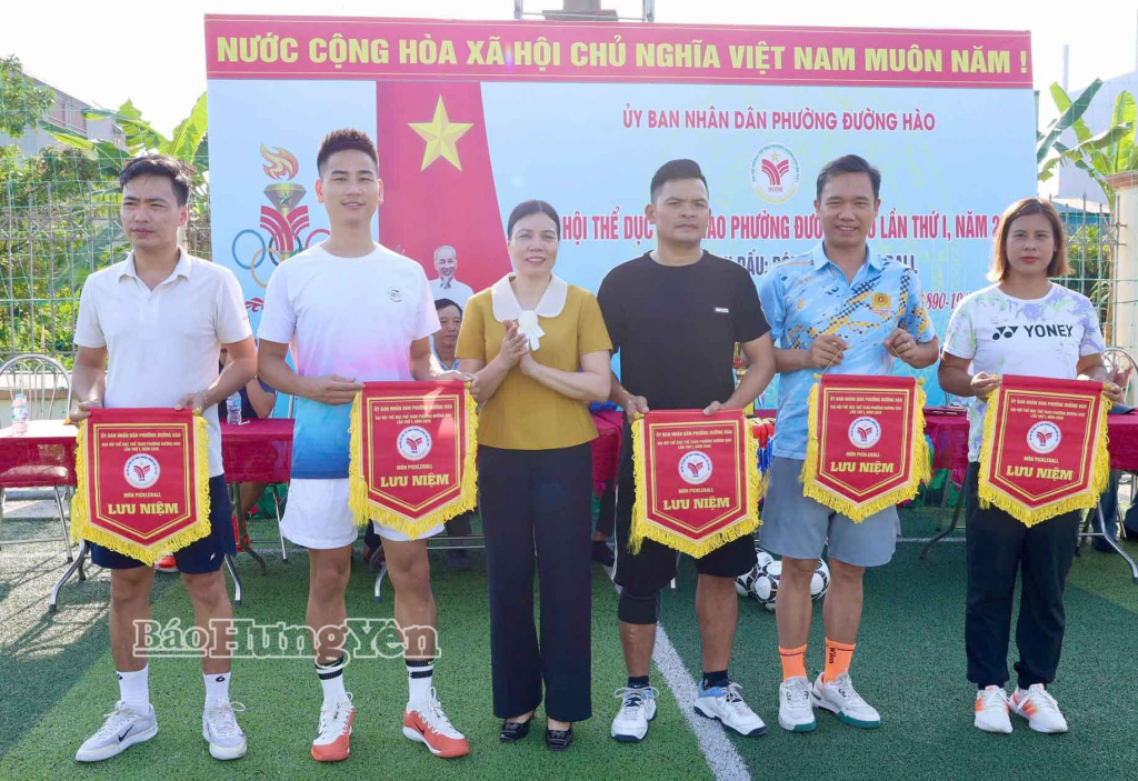 Ban Tổ chức trao cờ lưu niệm tặng các đơn vị tham gia giải môn Pickleball.