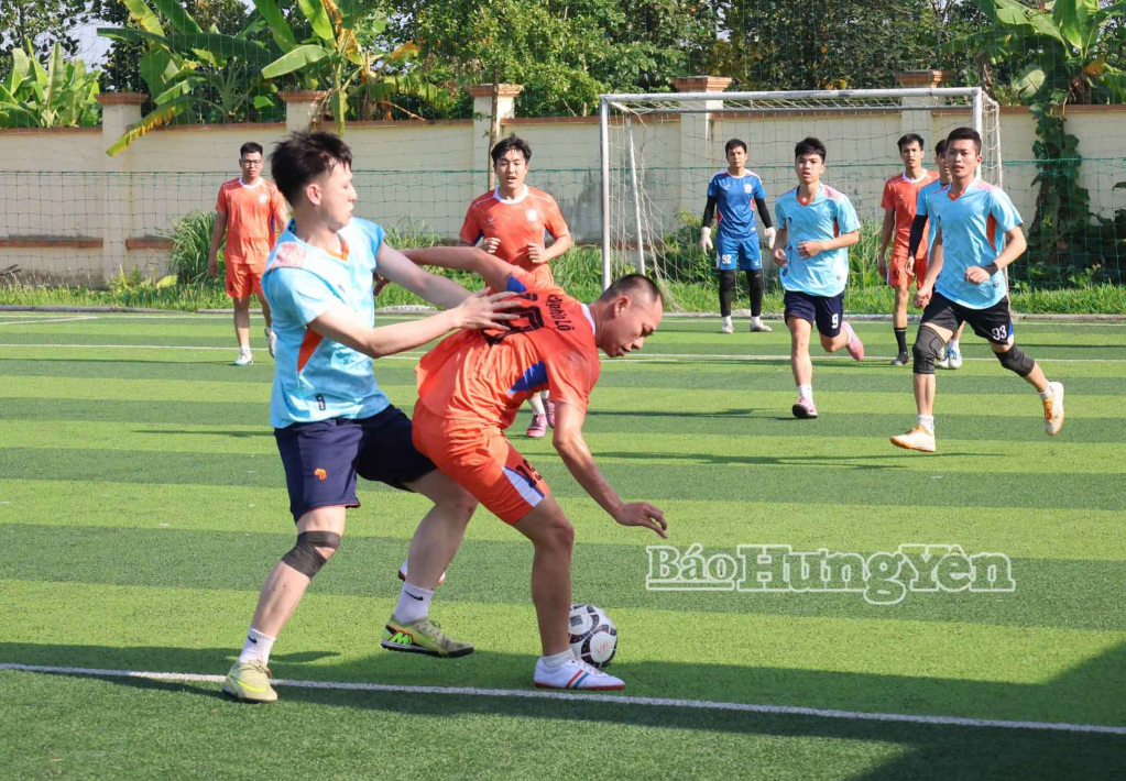 Một pha tranh bóng trong trận đấu ở môn bóng đá.