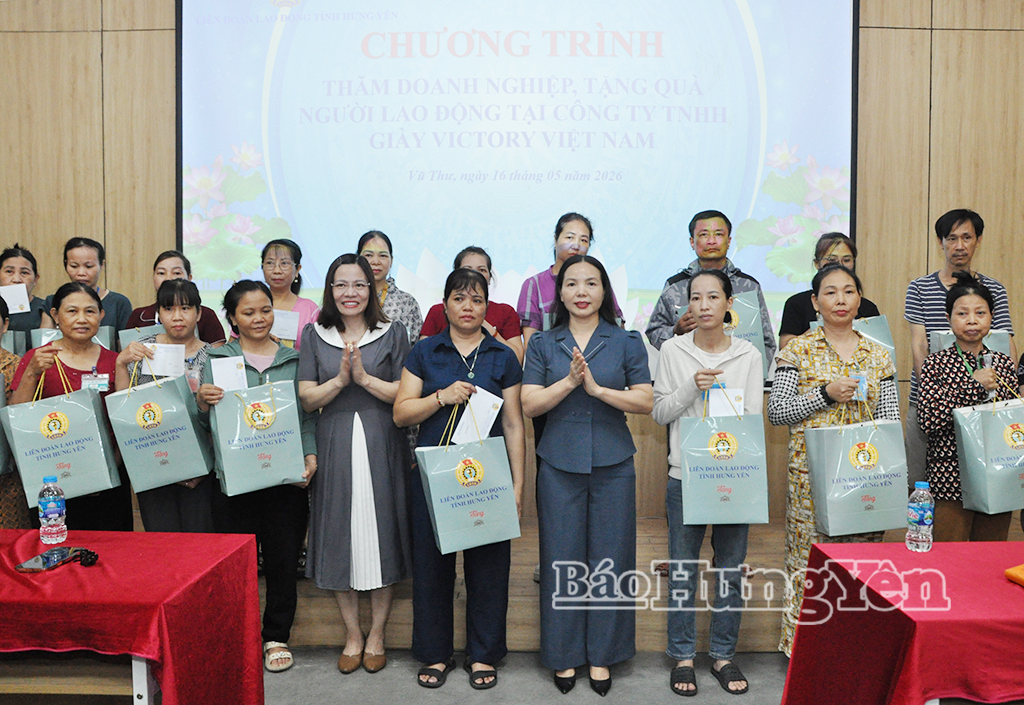 Đồng chí Phó Chủ tịch Thường trực Ủy ban MTTQ Việt Nam tỉnh Ngô Thị Kim Hoàn và lãnh đạo Liên đoàn Lao động tỉnh trao quà cho đoàn viên công đoàn, người lao động có hoàn cảnh khó khăn Công ty TNHH Giày Victory Việt Nam (xã Vũ Thư).