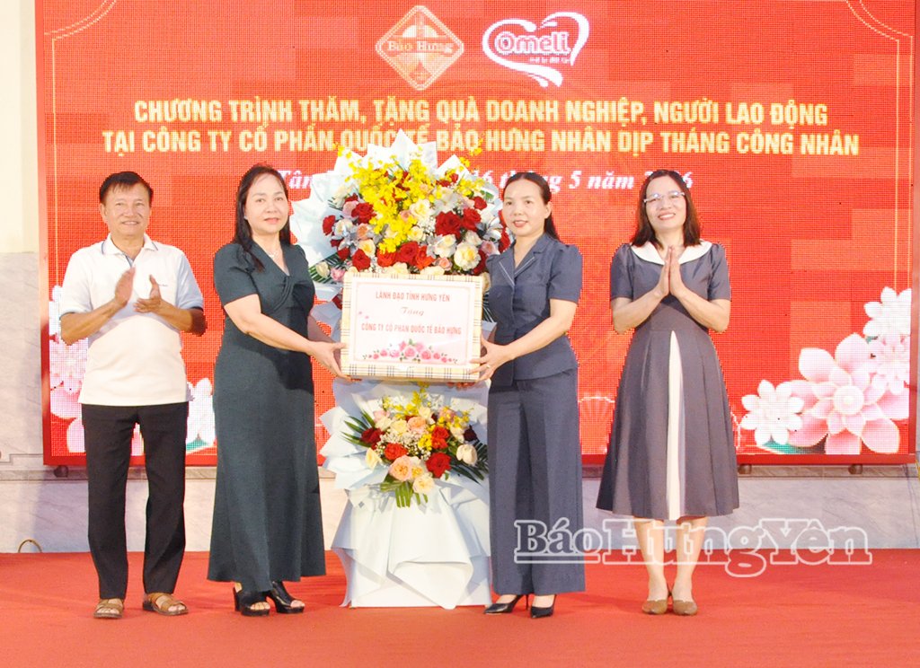Đồng chí Phó Chủ tịch Thường trực Ủy ban MTTQ Việt Nam tỉnh Ngô Thị Kim Hoàn và lãnh đạo Liên đoàn Lao động tỉnh tặng hoa, quà cho Công ty Cổ phần Quốc tế Bảo Hưng (Cụm VV888 bet đăng nhập Tân Minh, xã Tân Thuận).