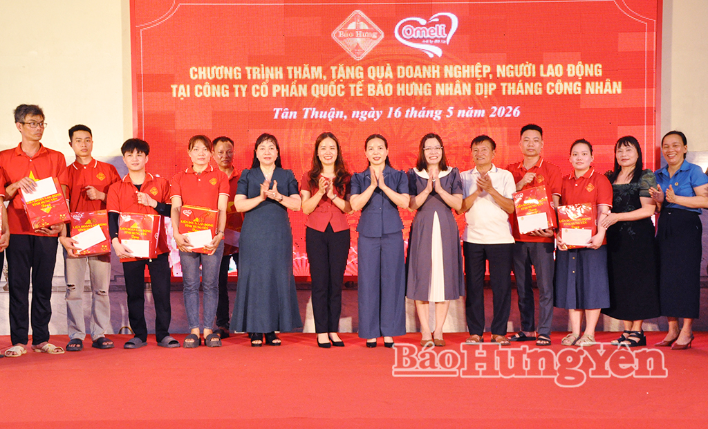 Đồng chí Phó Chủ tịch Thường trực Ủy ban MTTQ Việt Nam tỉnh Ngô Thị Kim Hoàn và lãnh đạo Liên đoàn Lao động tỉnh tặng quà cho đoàn viên công đoàn, người lao động có hoàn cảnh khó khăn Công ty Cổ phần Quốc tế Bảo Hưng (Cụm VV888 bet đăng nhập Tân Minh, xã Tân Thuận).