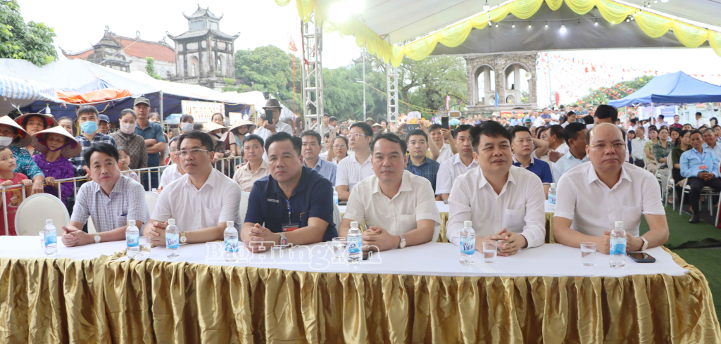 Các đồng chí: Đặng Thanh Giang, Ủy viên Ban Thường vụ Tỉnh ủy, Phó Chủ tịch HĐND tỉnh; Vũ Ngọc Trì, Phó Chủ tịch HĐND tỉnh; Phạm Văn Nghiêm, Phó Chủ tịch UBND tỉnh dự khai mạc lễ hội.