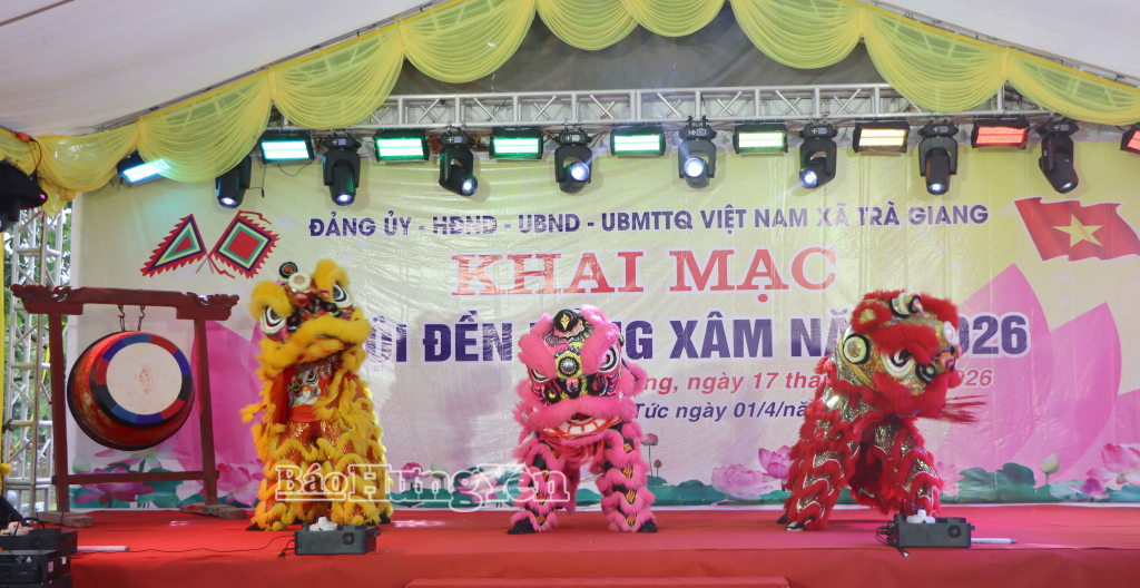 Tiết mục múa lân rồng tại lễ hội.