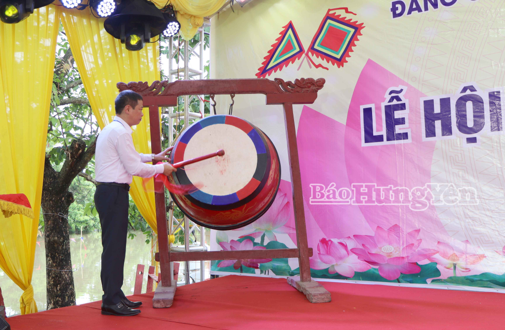 Lãnh đạo xã Trà Giang đánh trống khai hội.