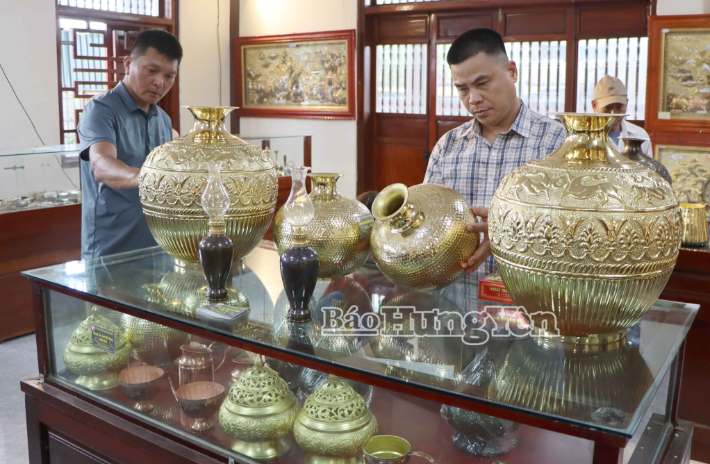 Du khách tham quan, mua sắm sản phẩm chạm bạc.