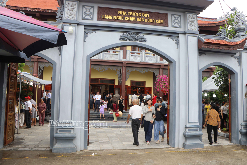 Nhà trưng bày làng nghề chạm bạc Đồng Xâm thu hút đông đảo du khách tới tham quan, mua sắm tại lễ hội.