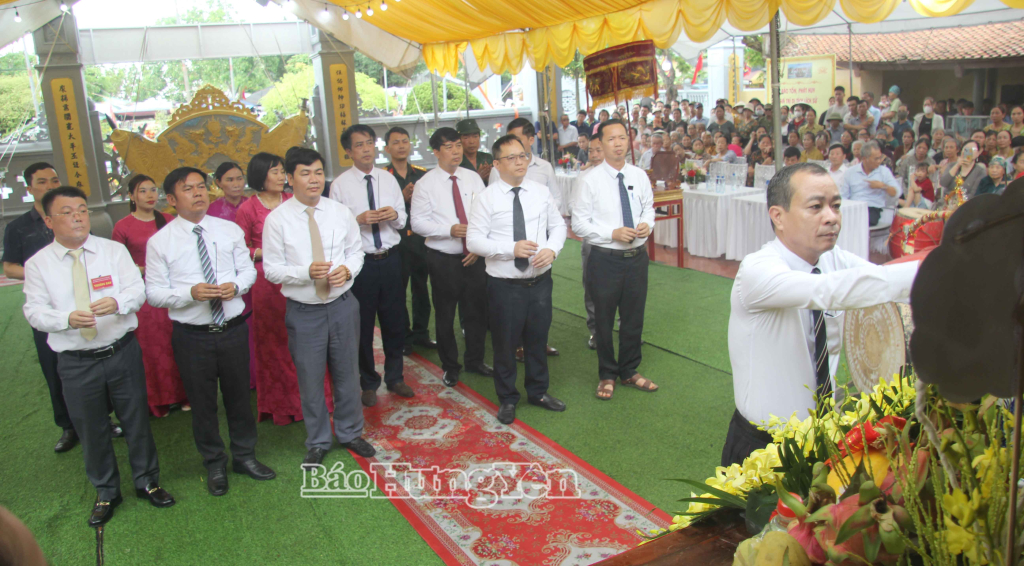 Các đại biểu dâng hương tại lễ hội đình Phúc Lộc (xã Tây Thái Ninh).