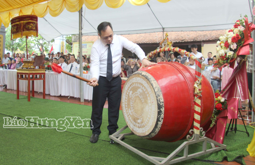 Đại diện lãnh đạo UBND xã Tây Thái Ninh đánh trống khai mạc lễ hội đình Phúc Lộc.