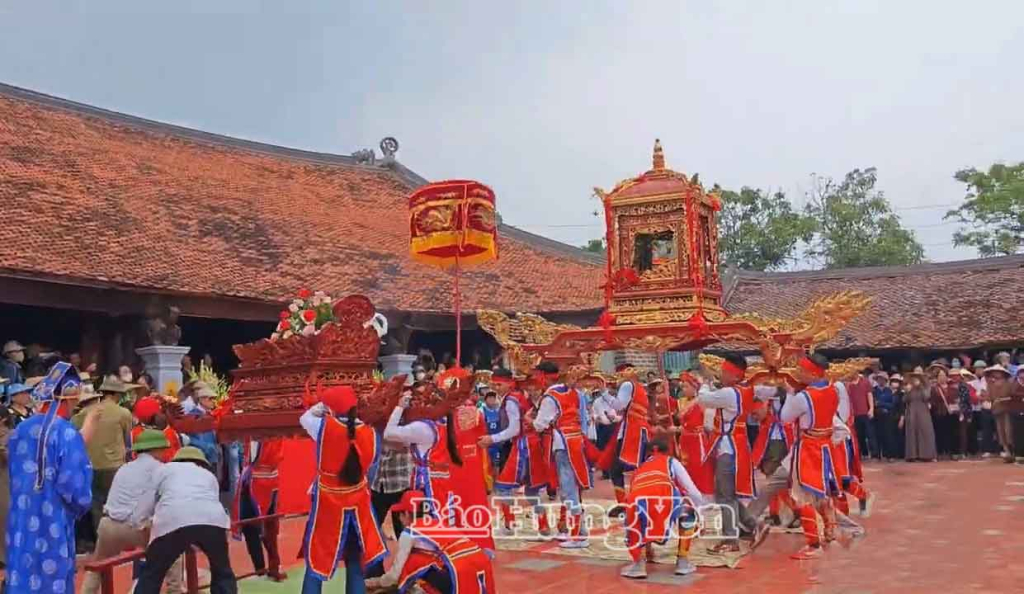 Rước kiệu là một trong những hoạt động tại lễ hội đình Phúc Lộc (xã Tây Thái Ninh).       