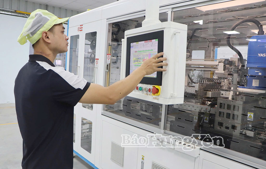 Công ty Cổ phần AD Green (thuộc Công ty Cổ phần Damsan, khu công nghiệp Gia Lễ) ứng dụng khoa học kỹ thuật trong sản xuất tấm pin năng lượng mặt trời.