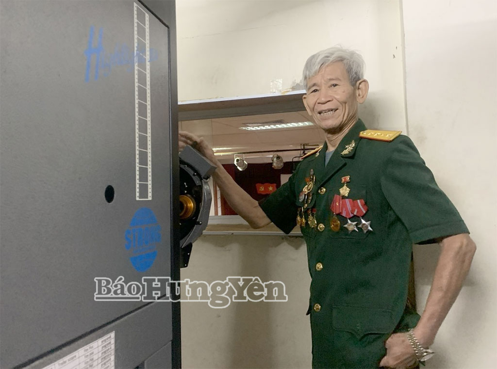 Cựu chiến binh Phạm Văn Lãi bên máy chiếu phim của Hãng phim Tài liệu và Khoa học Trung ương.