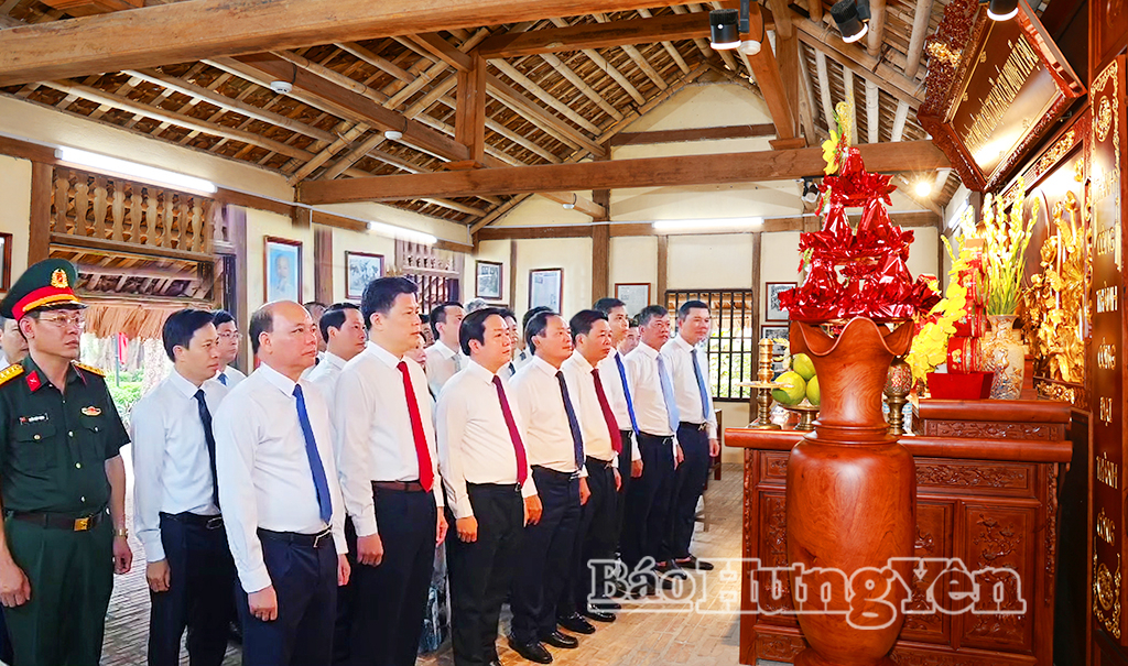 Dâng hương tưởng nhớ Chủ tịch Hồ Chí Minh